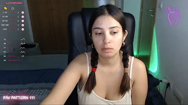 Snapshot of AnnaQueen chatting on December 30, 2024, 10:01 pm AnnaQueen online show from December 30, 2024, 10:01 pm