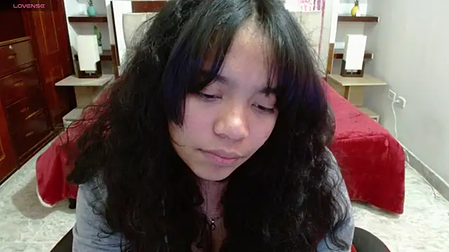 laureentt  online show from March 6, 2025, 6:19 am