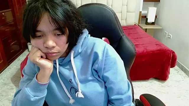 laureentt  online show from March 12, 2025, 6:18 am