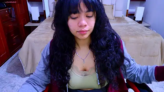 laureentt  online show from October 3, 2025, 3:14 am