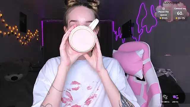 Snapshot of MoonDust chatting on March 19, 2026, 6:01 pm MoonDust online show from March 19, 2026, 6:01 pm