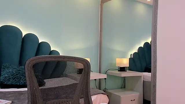 sharlott18 online show from October 10, 2025, 12:15 pm