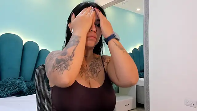 sharlott18 online show from January 14, 2026, 12:55 pm