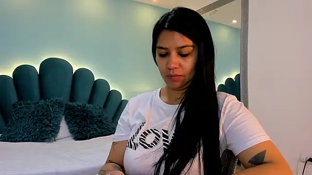 sharlott18 online show from February 21, 2026, 11:22 am