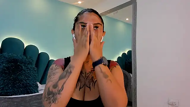 sharlott18 online show from February 26, 2026, 2:49 pm