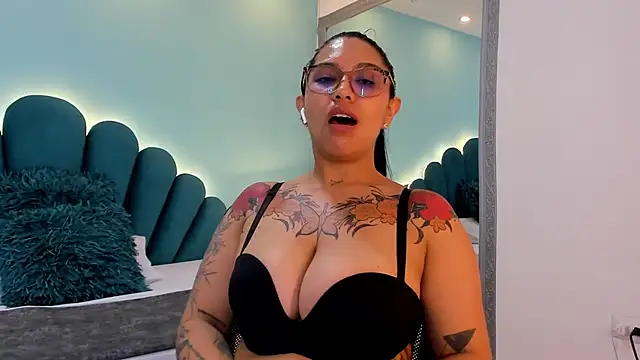 sharlott18 online show from March 4, 2026, 4:35 pm