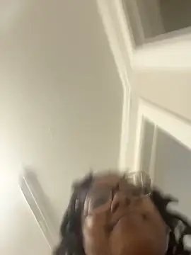 Snapshot of SweetHoneyBunz chatting on October 28, 2025, 4:20 pm SweetHoneyBunz online show from October 28, 2025, 4:20 pm