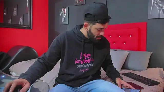 Snapshot of Thiagogomez chatting on October 11, 2025, 12:36 pm Thiagogomez online show from October 11, 2025, 12:36 pm