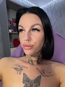 Snapshot of angel_devil_forever chatting on June 17, 2026, 10:21 pm angel devil forever online show from June 17, 2026, 10:21 pm