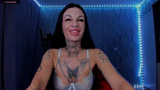 Snapshot of angel_devil_forever chatting on July 2, 2026, 10:38 pm angel devil forever online show from July 2, 2026, 10:38 pm