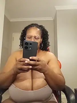 bustylisa1983 online show from June 17, 2026, 6:05 am