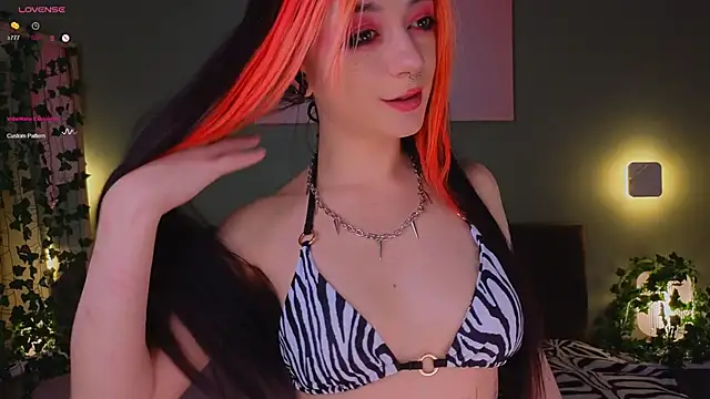 Snapshot of TristaRoht chatting on January 19, 2025, 6:32 pm TristaRoht online show from January 19, 2025, 6:32 pm