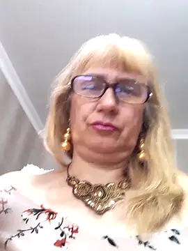 Snapshot of koroleva70 chatting on September 19, 2025, 10:16 am koroleva70 online show from September 19, 2025, 10:16 am