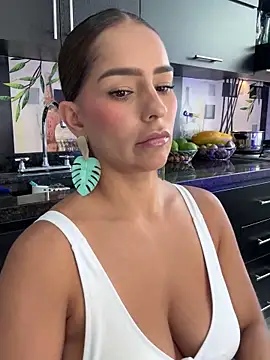 Snapshot of Mau_White chatting on December 10, 2024, 8:16 pm Mau White online show from December 10, 2024, 8:16 pm