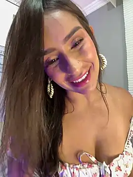 Snapshot of Mau_White chatting on February 24, 2025, 9:31 pm Mau White online show from February 24, 2025, 9:31 pm