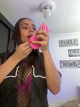 Snapshot of Mau_White chatting on March 9, 2025, 7:59 pm Mau White online show from March 9, 2025, 7:59 pm