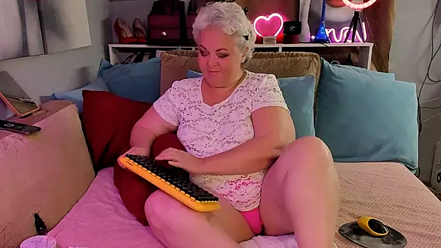 Snapshot of ShannaKingson chatting on August 5, 2026, 9:12 am ShannaKingson online show from August 5, 2026, 9:12 am