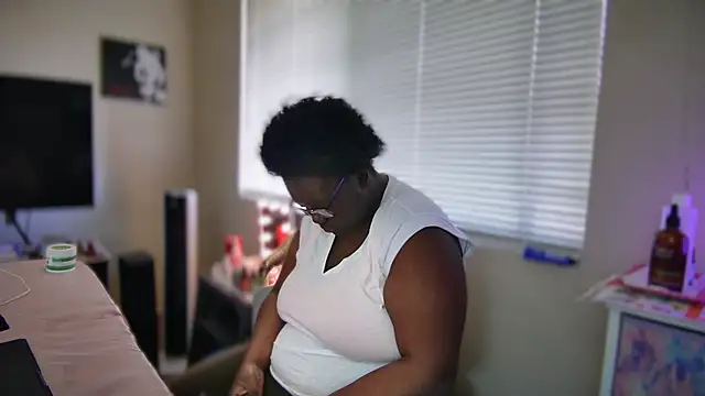 Yagurl  west online show from February 8, 2025, 9:04 pm