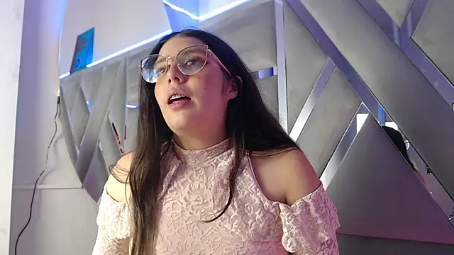 Snapshot of Paola_Lyon_ chatting on February 15, 2025, 1:21 am Paola Lyon online show from February 15, 2025, 1:21 am