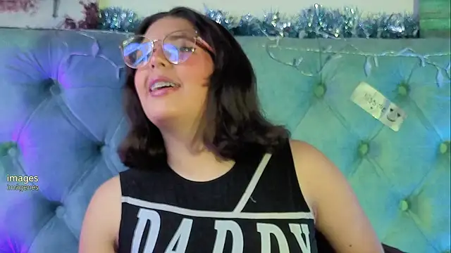 Paola Lyon  online show from December 19, 2025, 7:10 pm