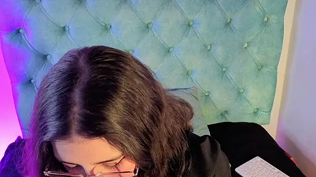 Paola Lyon  online show from April 22, 2026, 6:42 pm