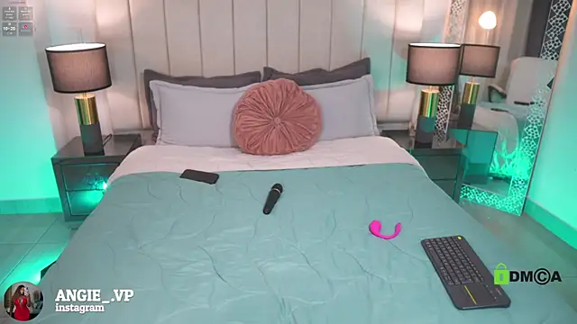 nicoletth18 online show from March 12, 2026, 11:38 am