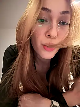 Snapshot of MichelleFerry_ chatting on October 1, 2025, 1:44 am MichelleFerry online show from October 1, 2025, 1:44 am