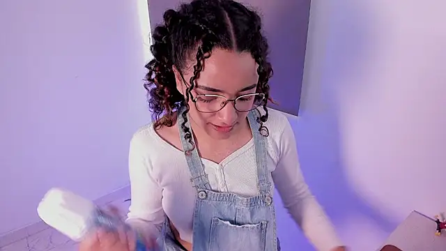 DAHLIA BROWNIE online show from March 14, 2025, 7:55 pm