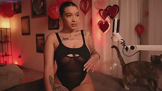 HannahW  online show from February 18, 2026, 10:06 pm