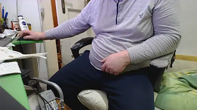 Snapshot of tipko123 chatting on December 20, 2024, 7:28 pm tipko123 online show from December 20, 2024, 7:28 pm