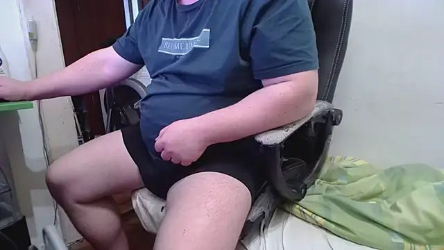 Snapshot of tipko123 chatting on November 3, 2025, 2:07 pm tipko123 online show from November 3, 2025, 2:07 pm