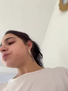 Alicia Ruiz online show from December 17, 2025, 6:14 pm