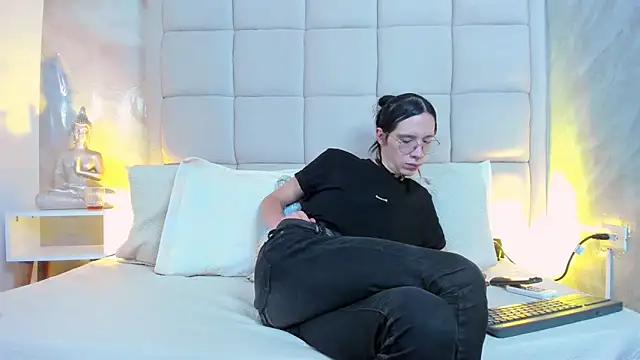 Hecatee 77 online show from October 25, 2025, 8:03 pm