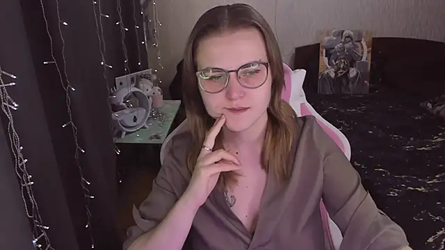 Snapshot of MissBrightShine chatting on October 21, 2025, 10:49 am MissBrightShine online show from October 21, 2025, 10:49 am