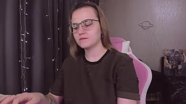 Snapshot of MissBrightShine chatting on October 24, 2025, 11:06 am MissBrightShine online show from October 24, 2025, 11:06 am