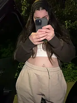 EllyNora online show from July 16, 2026, 9:32 pm