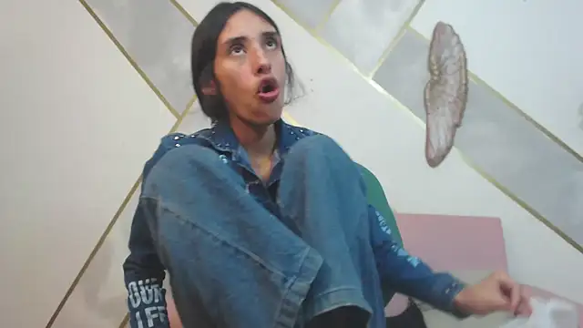 Snapshot of RoxanaCyrano_ chatting on February 24, 2025, 7:52 pm RoxanaCyrano online show from February 24, 2025, 7:52 pm