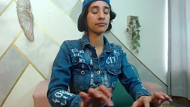 Snapshot of RoxanaCyrano_ chatting on October 21, 2025, 8:09 pm RoxanaCyrano online show from October 21, 2025, 8:09 pm