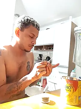 Snapshot of emrehliug12 chatting on February 19, 2025, 12:33 pm emrehliug12 online show from February 19, 2025, 12:33 pm