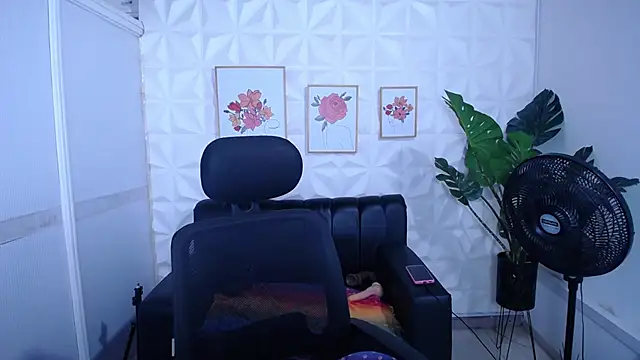 Valentinaa mature online show from October 27, 2025, 10:25 pm