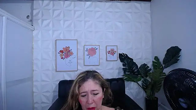 Valentinaa mature online show from February 23, 2026, 8:39 pm