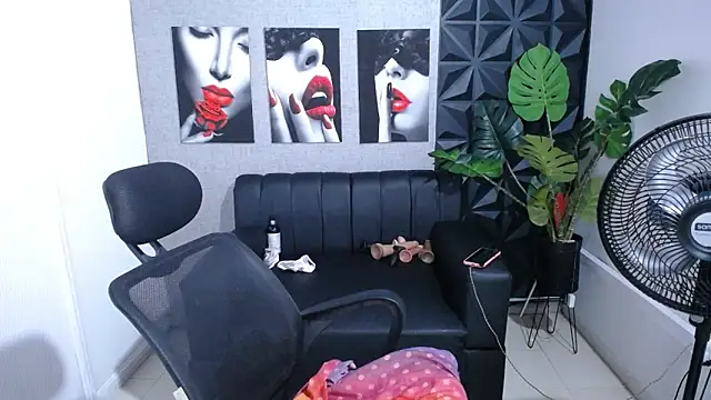 Snapshot of Valentinaa_mature chatting on June 22, 2026, 11:35 pm Valentinaa mature online show from June 22, 2026, 11:35 pm