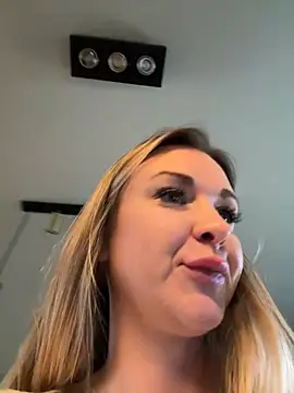 Snapshot of Bella-Tight chatting on December 28, 2024, 12:56 pm Bella-Tight online show from December 28, 2024, 12:56 pm