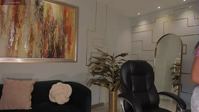 LizzHamilton   online show from February 28, 2026, 5:03 pm