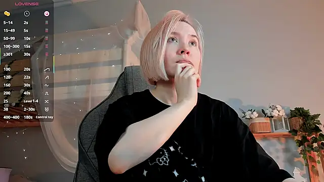 ReiYosimoto online show from November 11, 2025, 4:18 pm