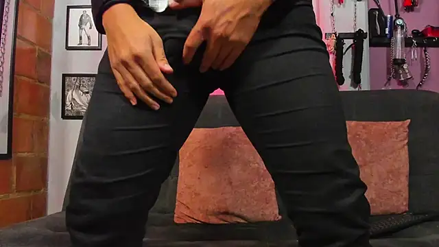 dom2travelersss online show from March 17, 2025, 12:04 pm