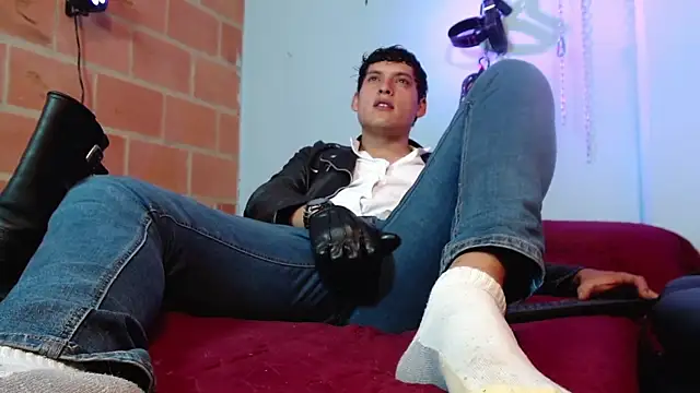 dom2travelersss online show from October 14, 2025, 9:15 pm