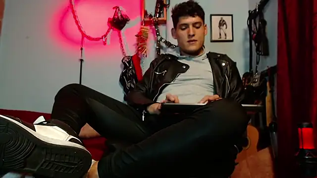 dom2travelersss online show from January 9, 2026, 11:17 pm