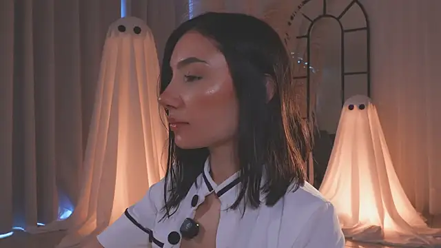 AmyArmstrong online show from October 18, 2025, 9:04 pm